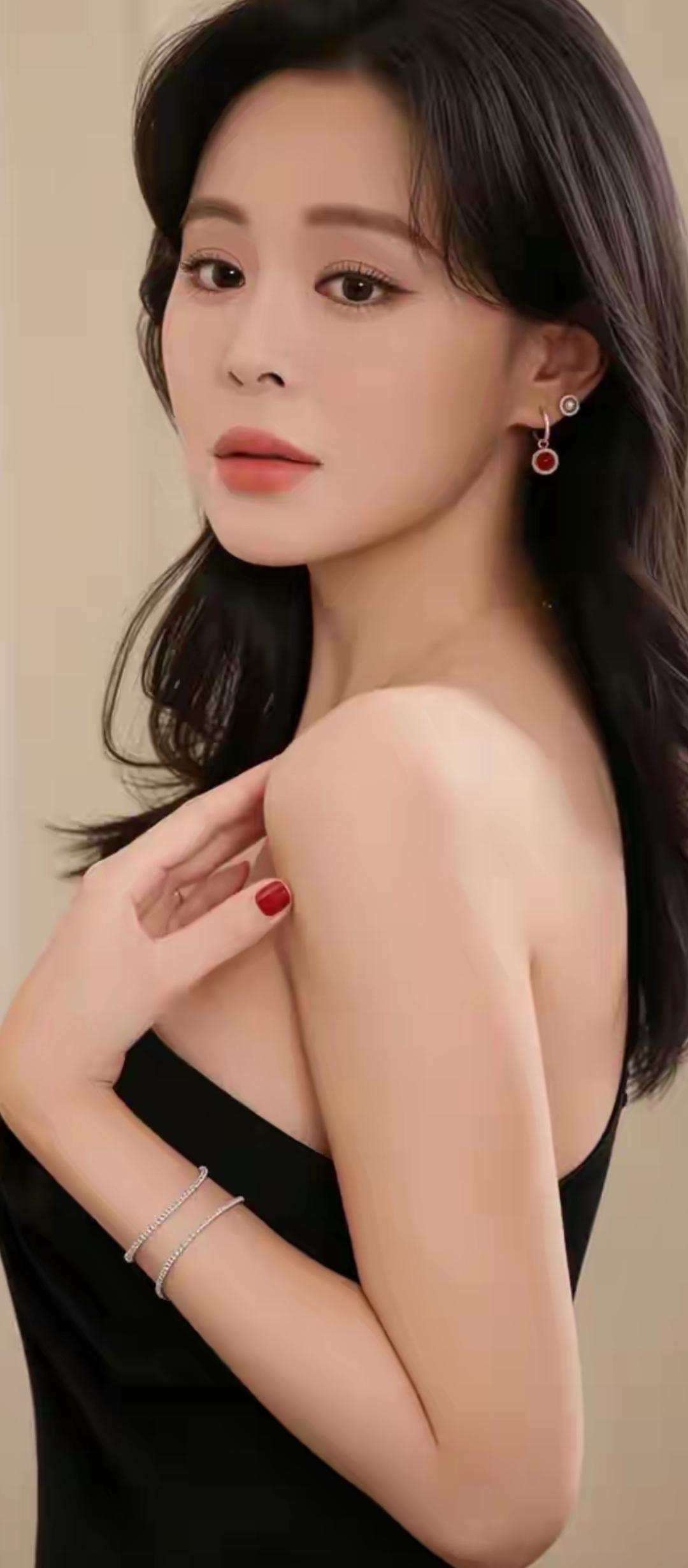 红袖添香夜，轻抚玉人肩。