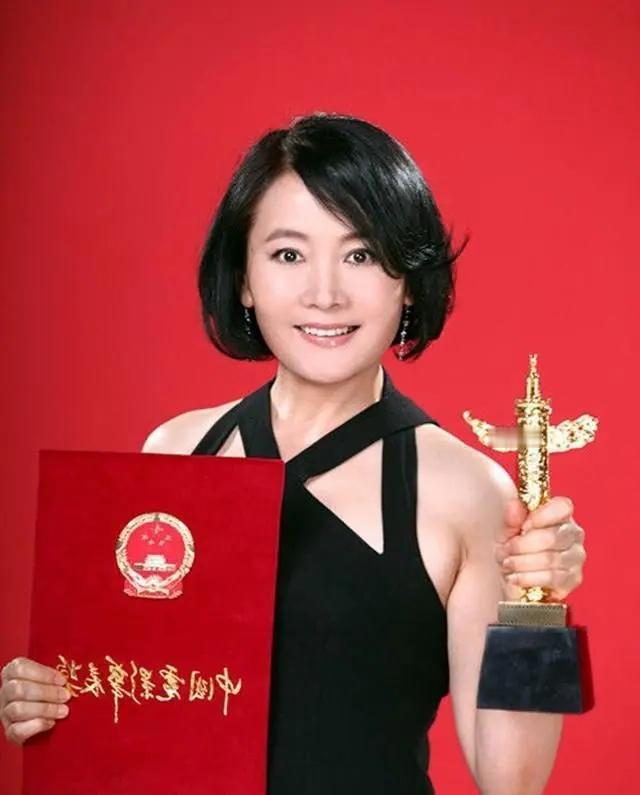 娜仁花，一个蒙古族女演员，今年63岁了。我很早就关注了她。
      我看了她