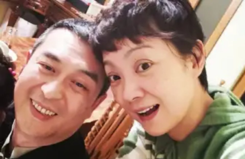 在电视剧《主角》里，演窦骁妈妈的王海燕，竟是张嘉益现实中的妻子。深入了解后，更是