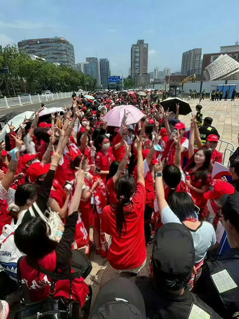 TOP登陆少年青岛演唱会内场灯牌已点亮，苏新皓红海又闪耀了✨TOP灯牌苏新皓红海