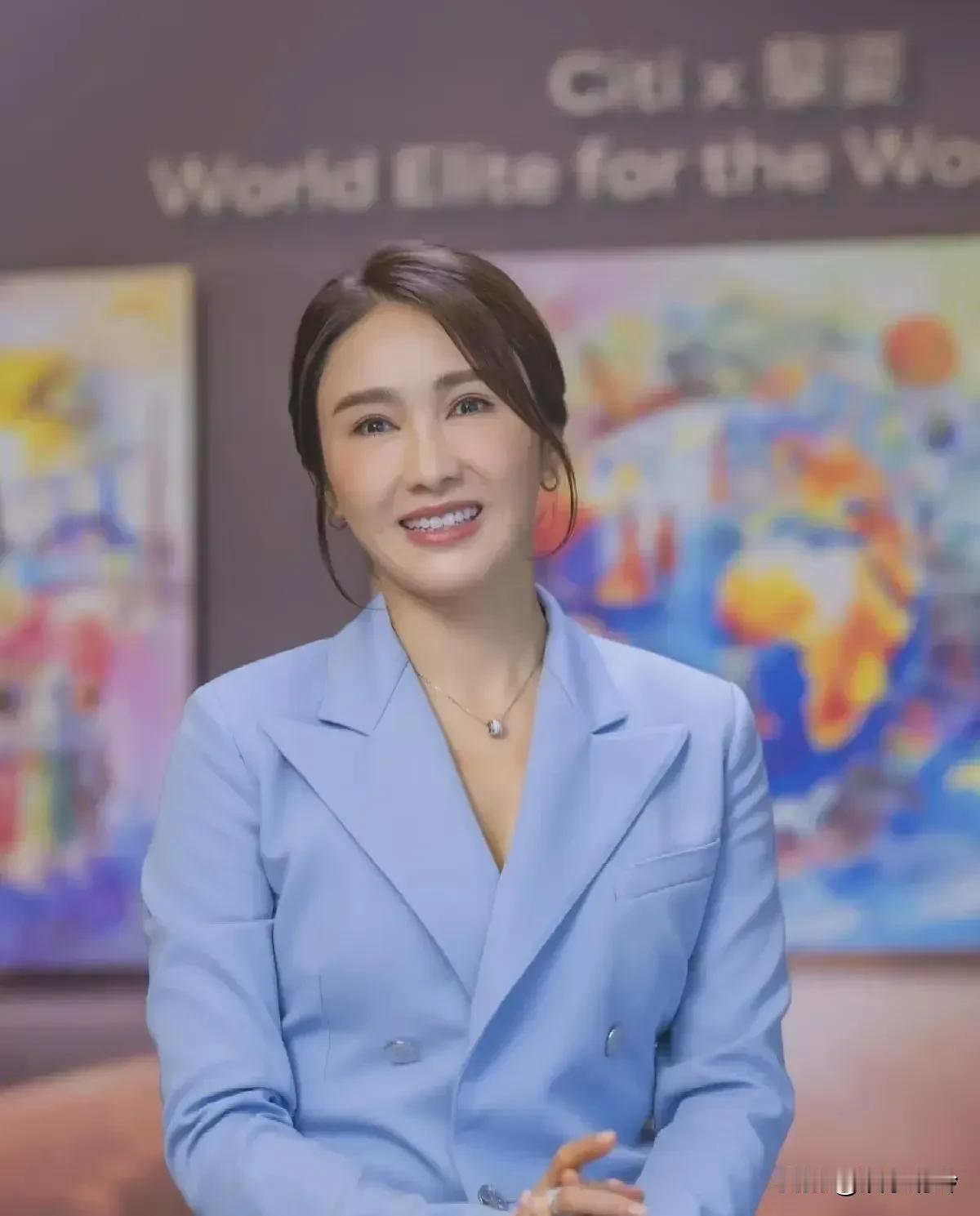 简直不敢相信，这还是那个比张柏芝还漂亮的黎姿吗？

拉皮、苹果肌打的太饱满了、打