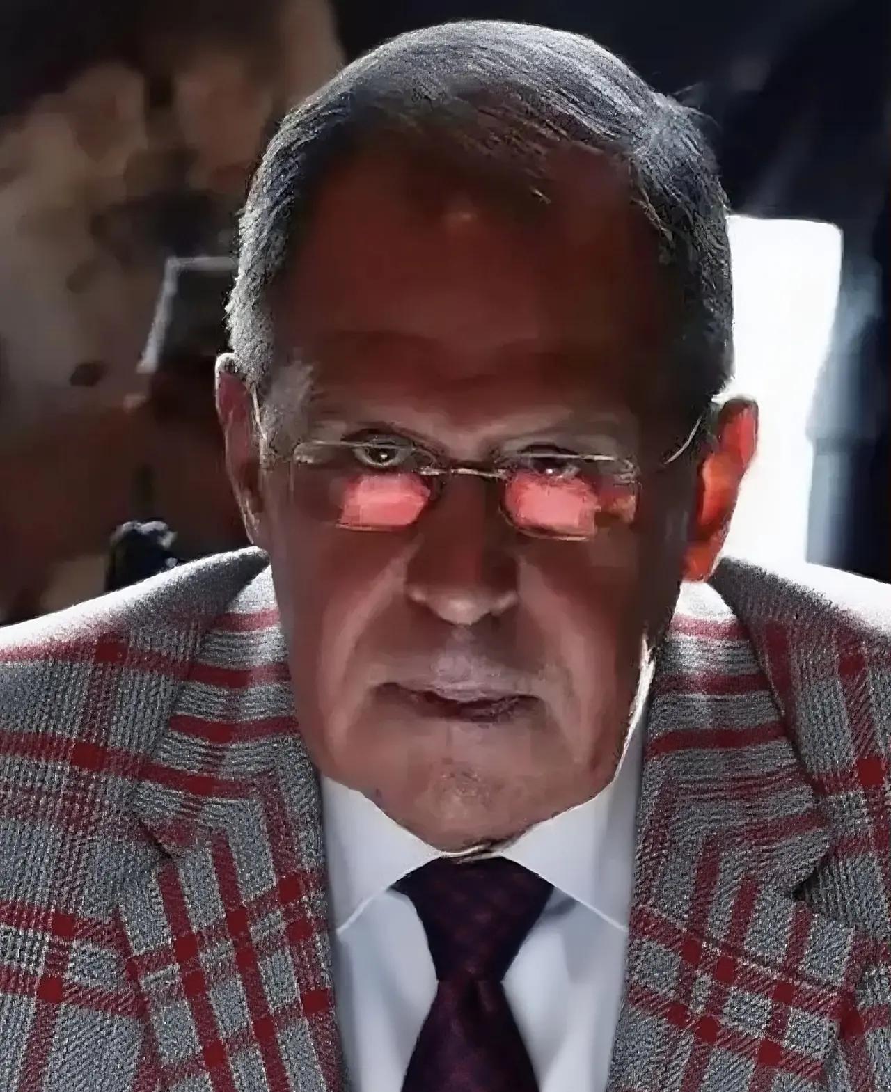 俄罗斯打乌克兰，美国光明正大地给乌克兰送武器。现在美国打伊朗，俄罗斯也开始光明正