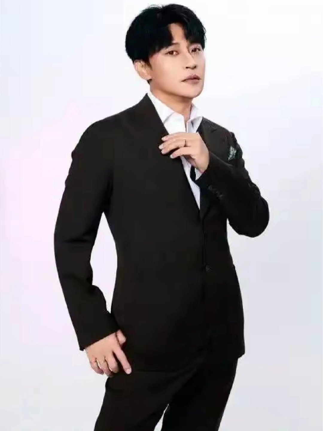 陈志朋为话剧角色瘦了三十公斤初入职场金融季 他减掉的不是脂肪，是一个旧自己。为了