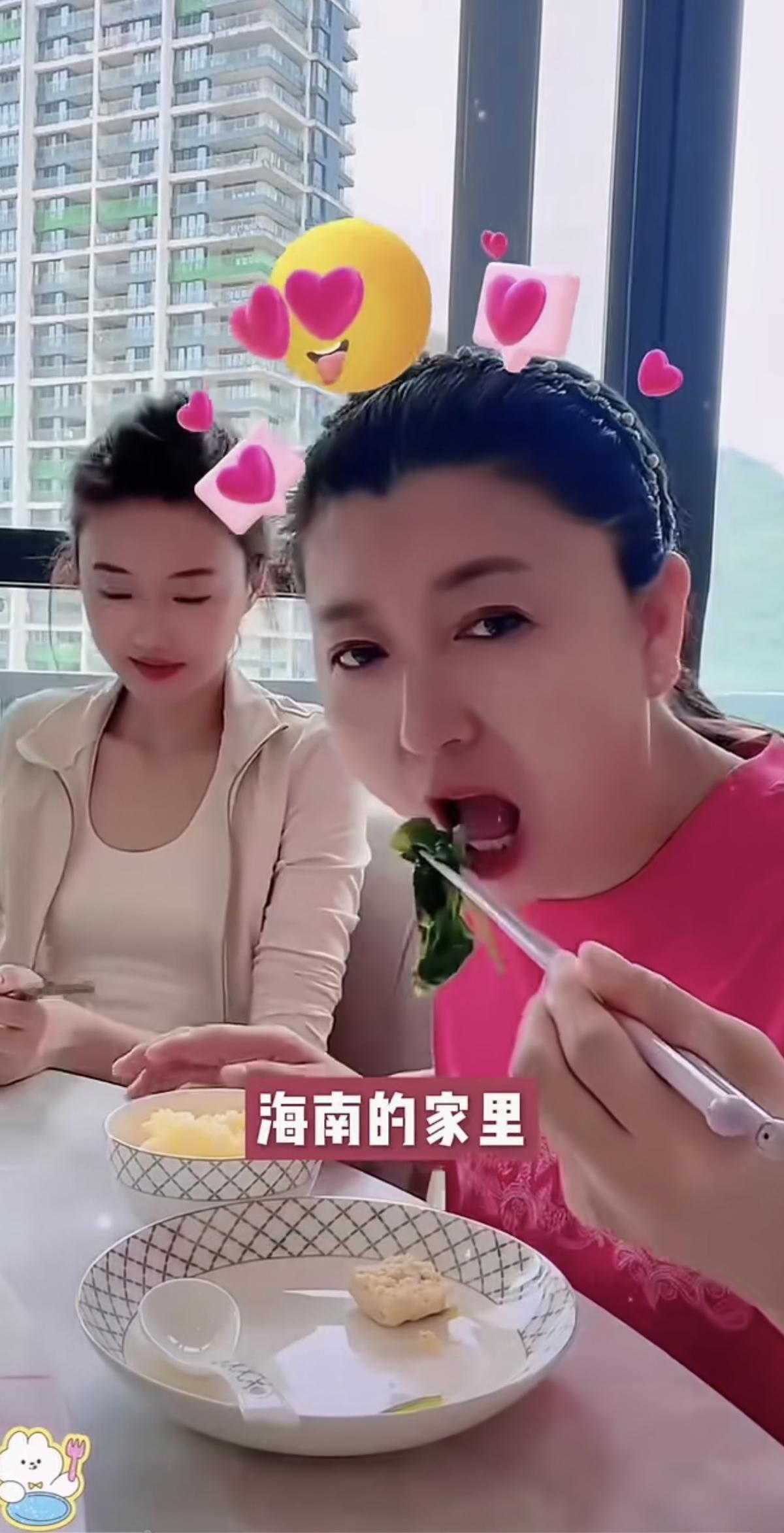 学晶家里的伙食有点豪横。有网友爆料闫老师在海南三亚的家里向网友展示她给女儿做的几