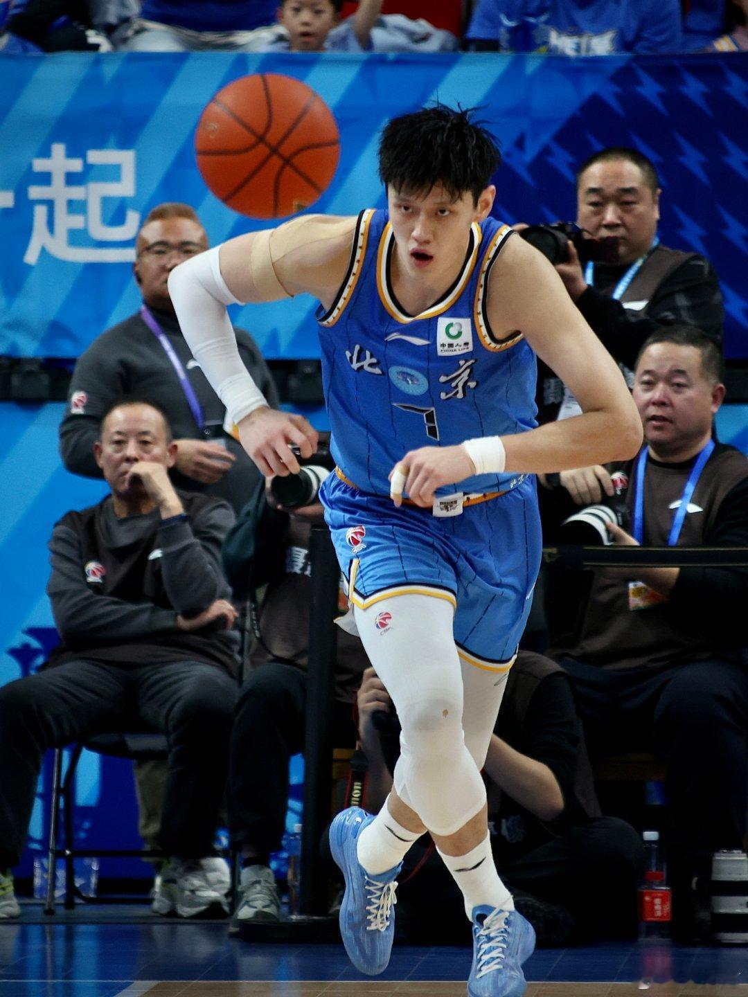 北京首钢 曾凡博又被迫伤停了，赵睿和方硕下场也肯定打不了，我想说：第一，那些还在