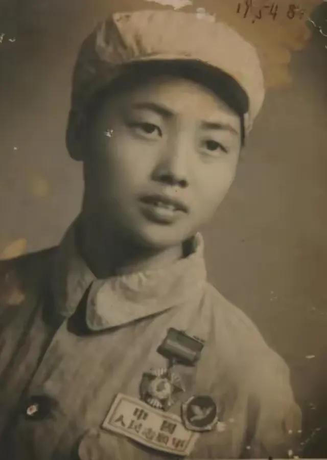 抗美援朝中，女护士被美军的炮弹炸瞎了双眼当场晕厥！醒来后听到美军在自己身边叽里呱