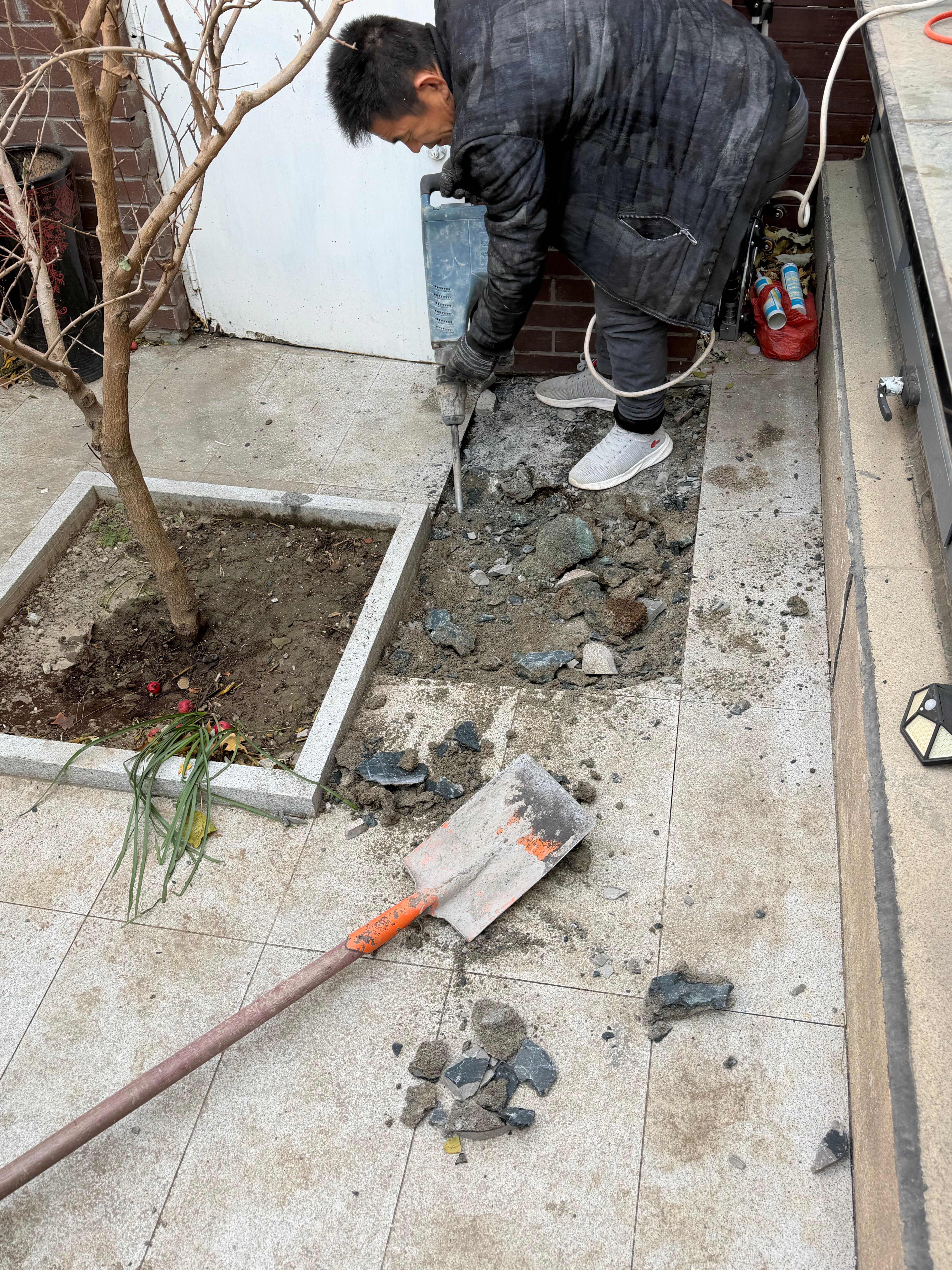 一个月五百多水费太不正常，和自来水在漏与不漏间扯了两个月皮，终于还是确定漏了，挖