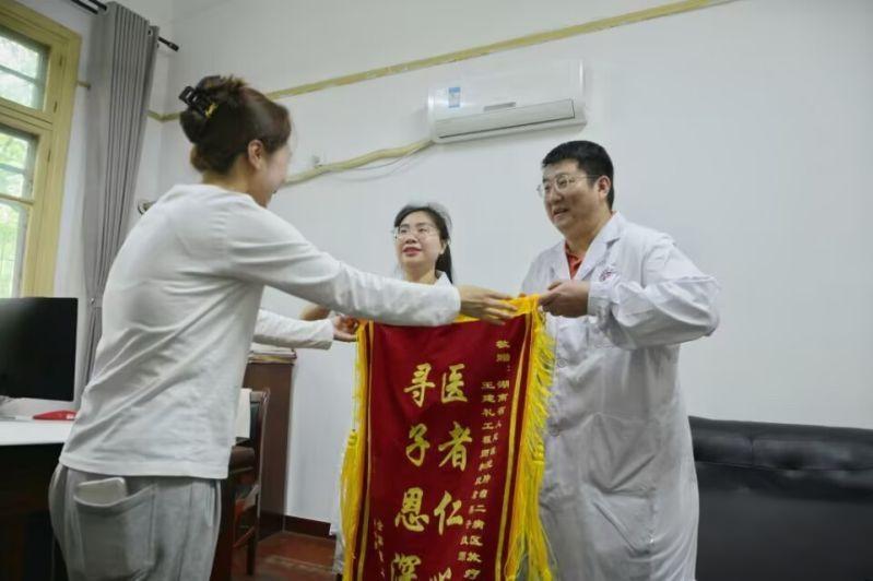 大连母亲赴长沙送锦旗，致谢一年前救子医生
            2025年2月