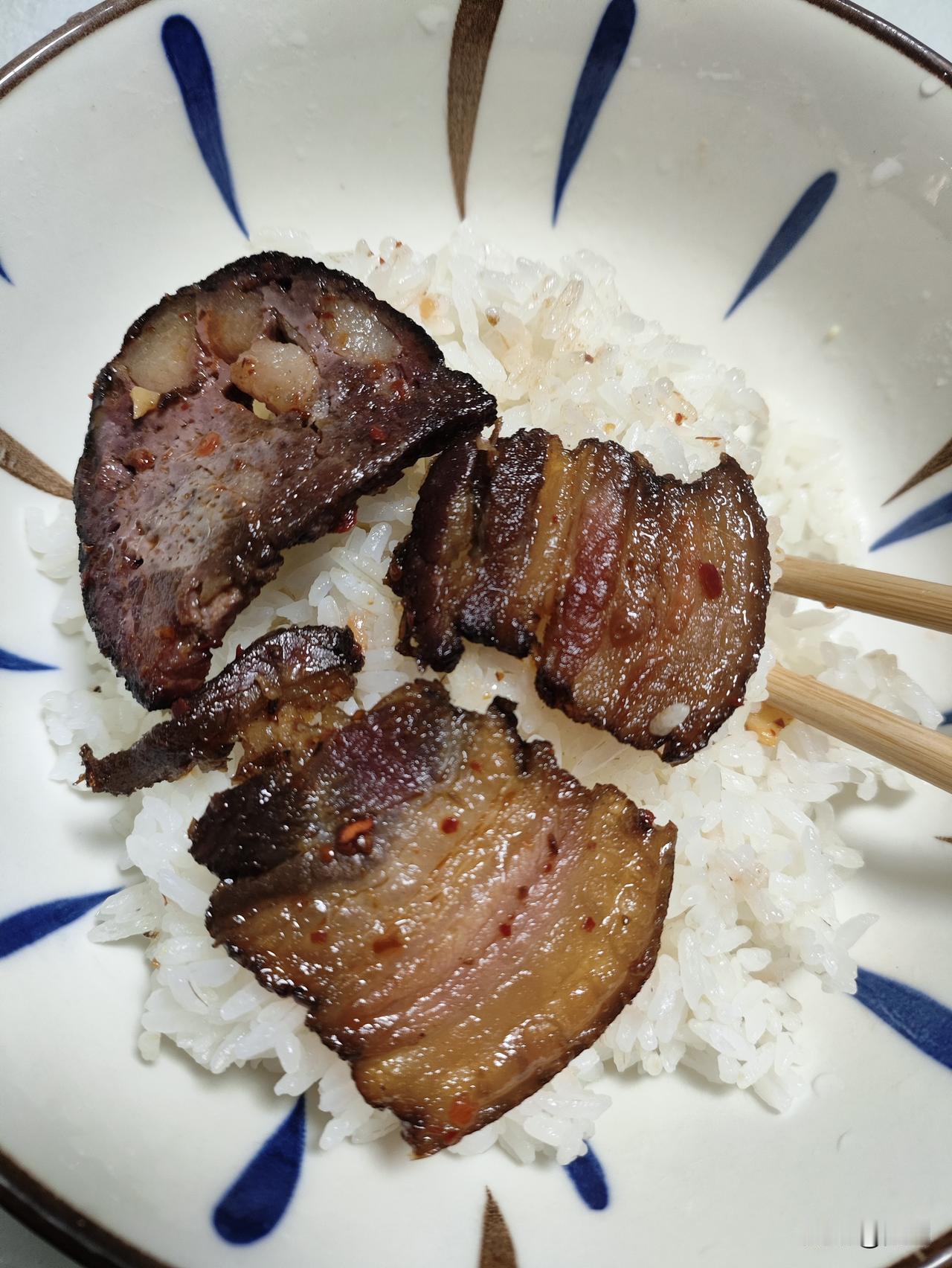 开吃腊肉咯！

今日份的快乐是完美五花腊肉给的，肥瘦相间的纹理恰到好处，入口先是