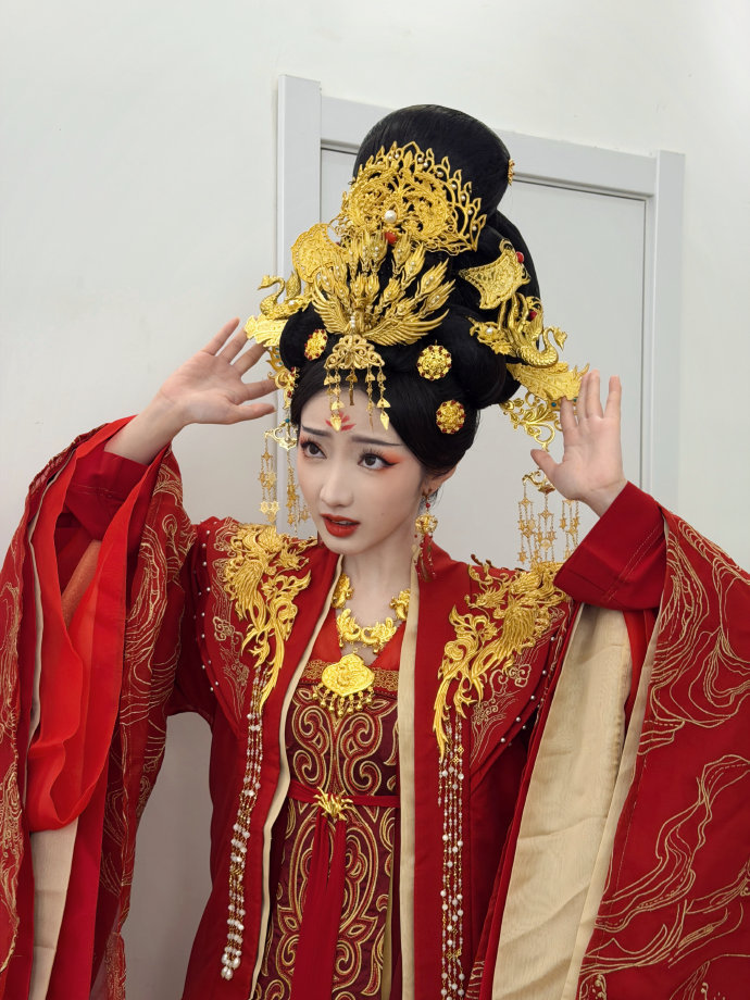 黄羿小白花野心家混合体不止神态和眼神，一举一动都贴合角色不同阶段的状态，诸多细节