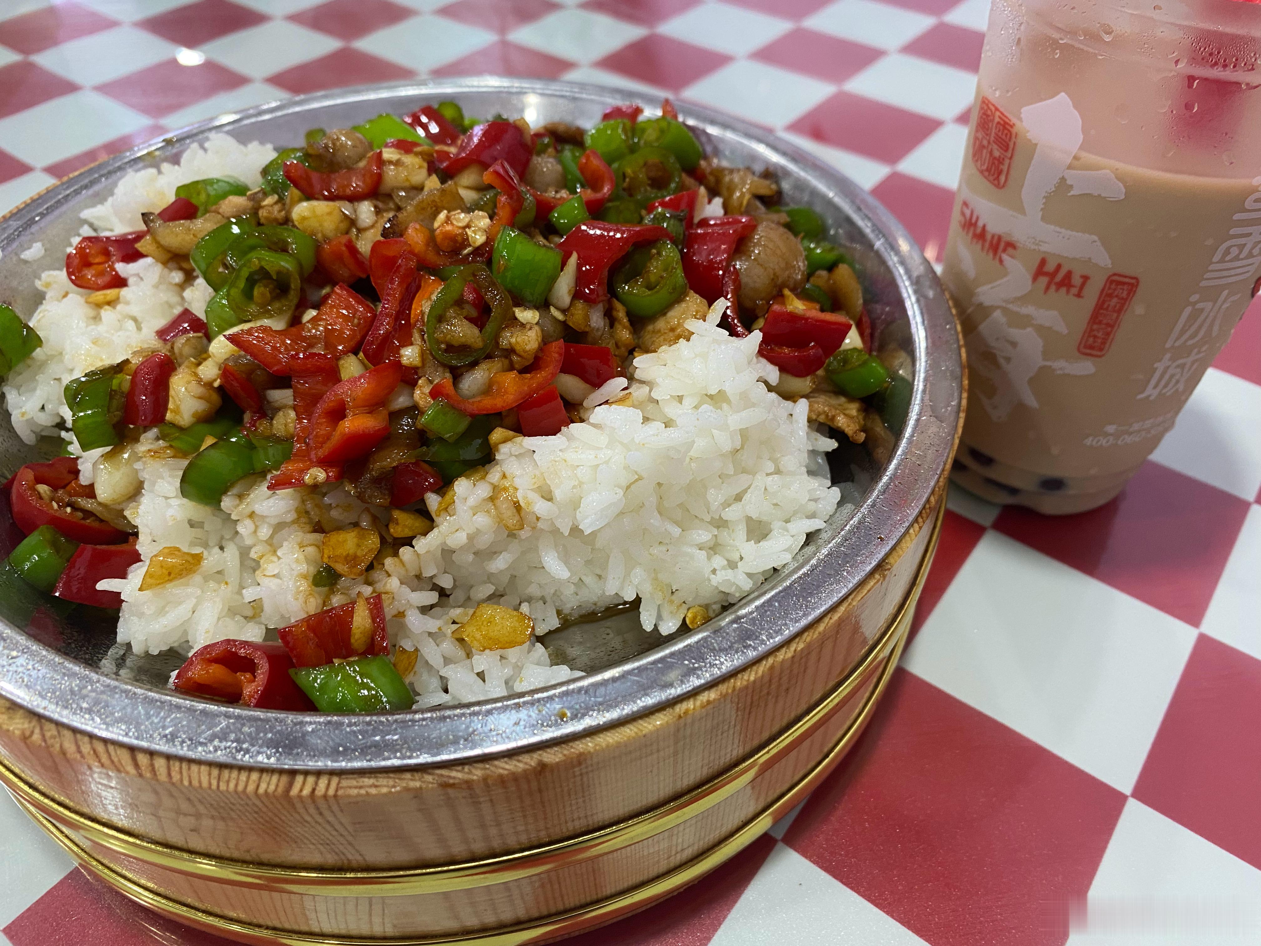 在苏州和上海附近5km范围内，都没有找到很正宗的湘菜馆。不过在上海找到一家好吃的