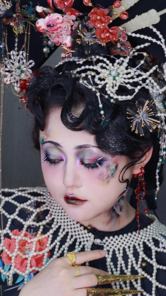 ＂腐败的王朝＂＂腐朽的味道＂
