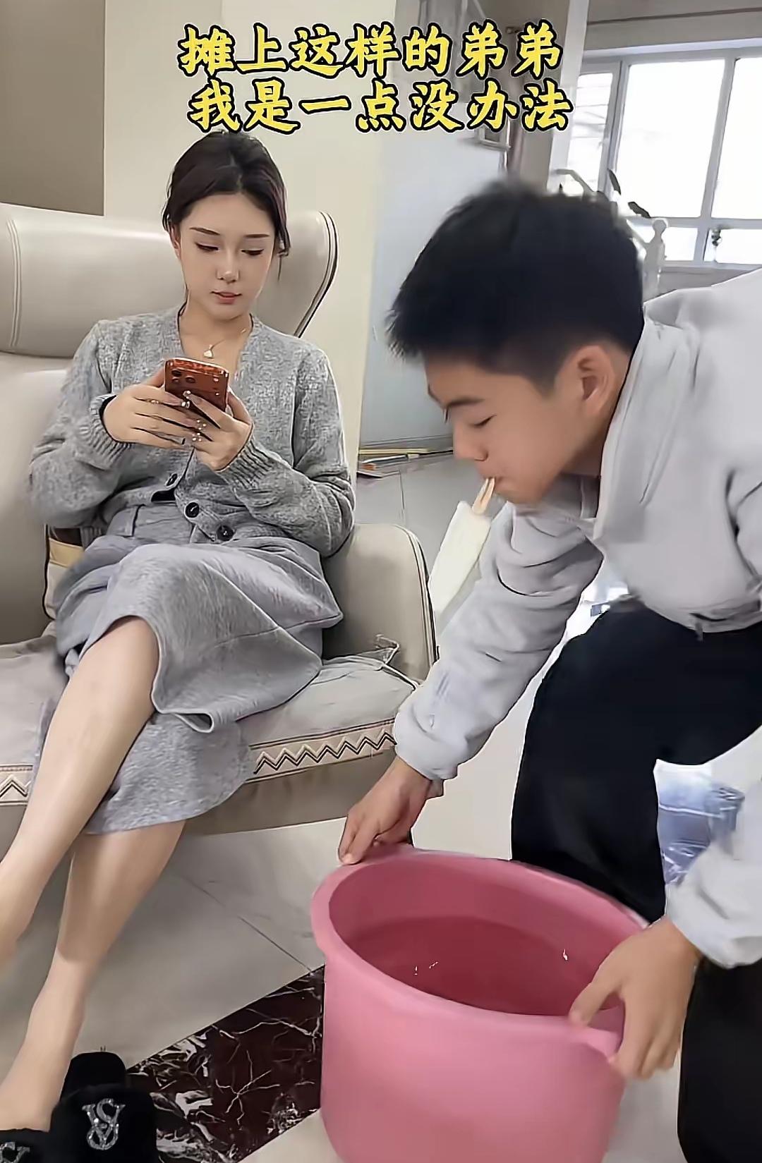 家人们，我真是被我这弟弟拿捏得死死的！脚都还没擦呢，500块钱就像长了翅膀一样飞