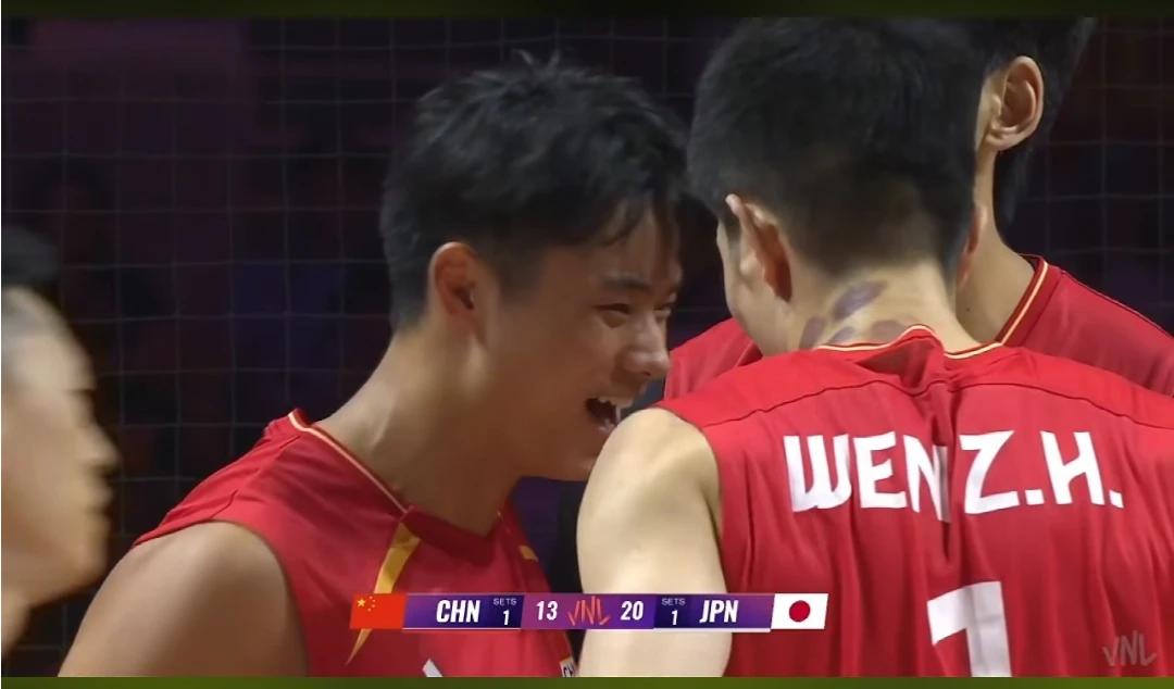一比二，中国男排在第三局表现失常，海宁教练调动全员力量，仍没有阻止日本男排的火力