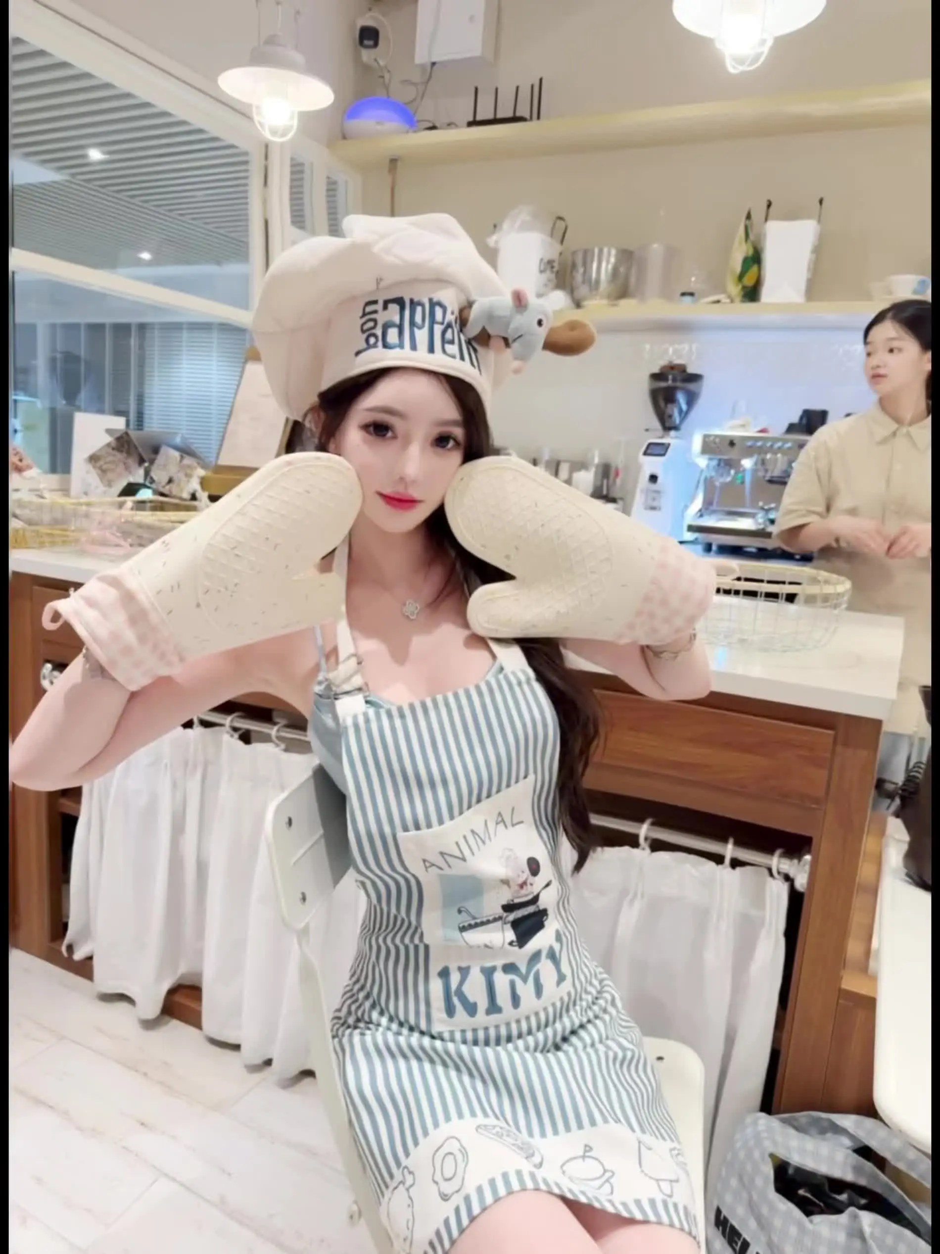 我真服了 一干正事手机就黏着我  好暧昧