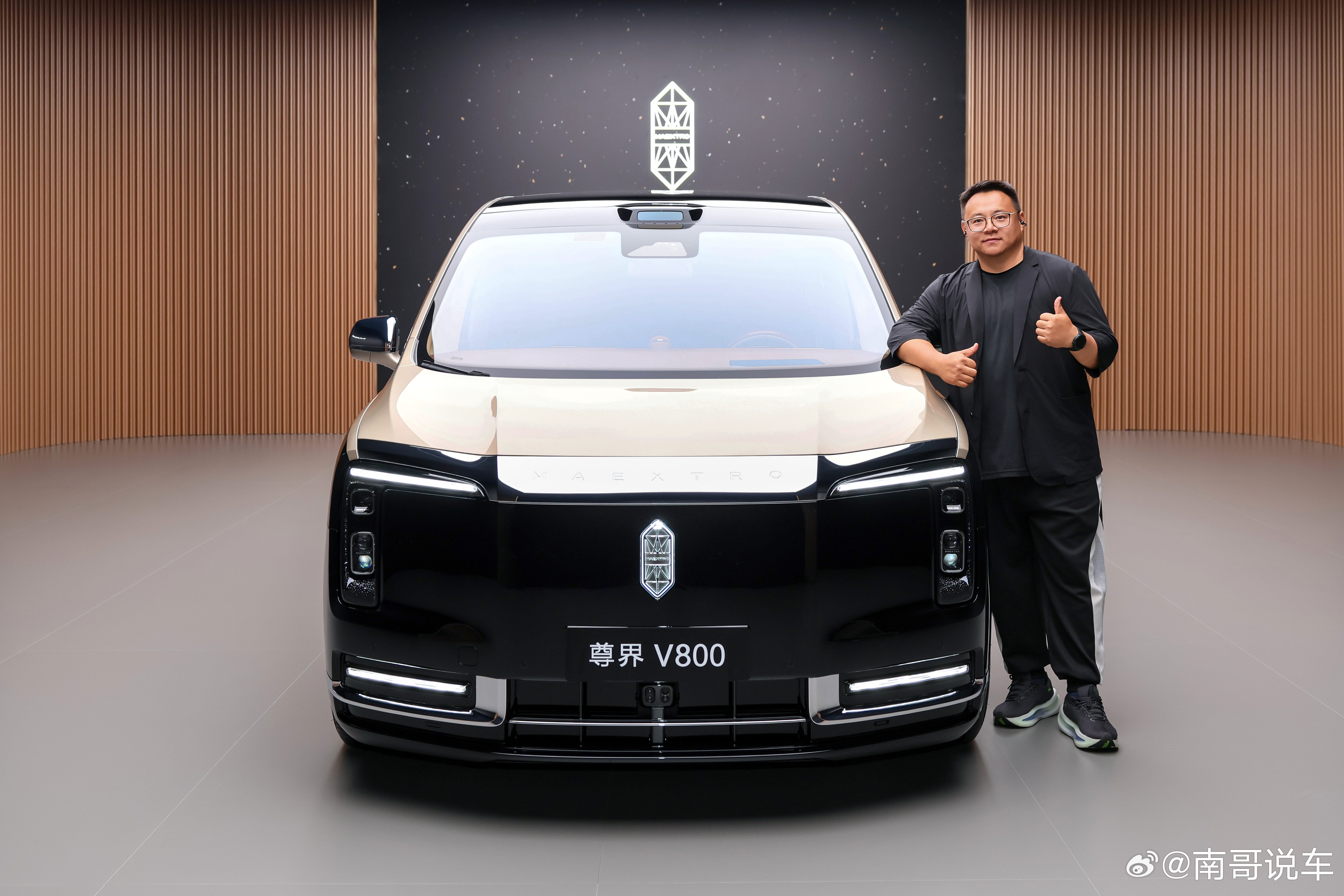 别再看埃尔法雷尔法了，看这里，MPV的天花板来了，大尊太尊——尊界V800尊界V
