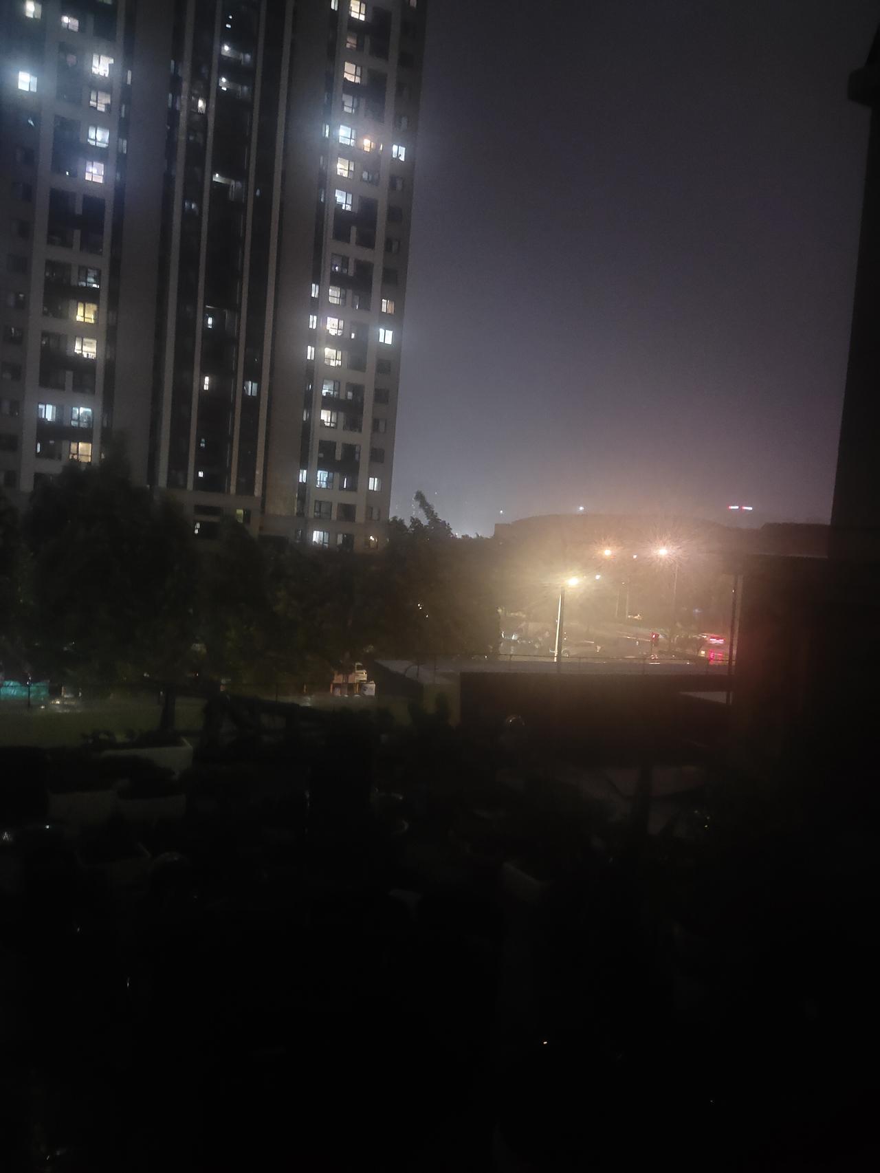 今天吃完晚饭，我本打算下楼锻炼，刚换好运动鞋，外面便风云突变。大风呼呼地刮着，吹
