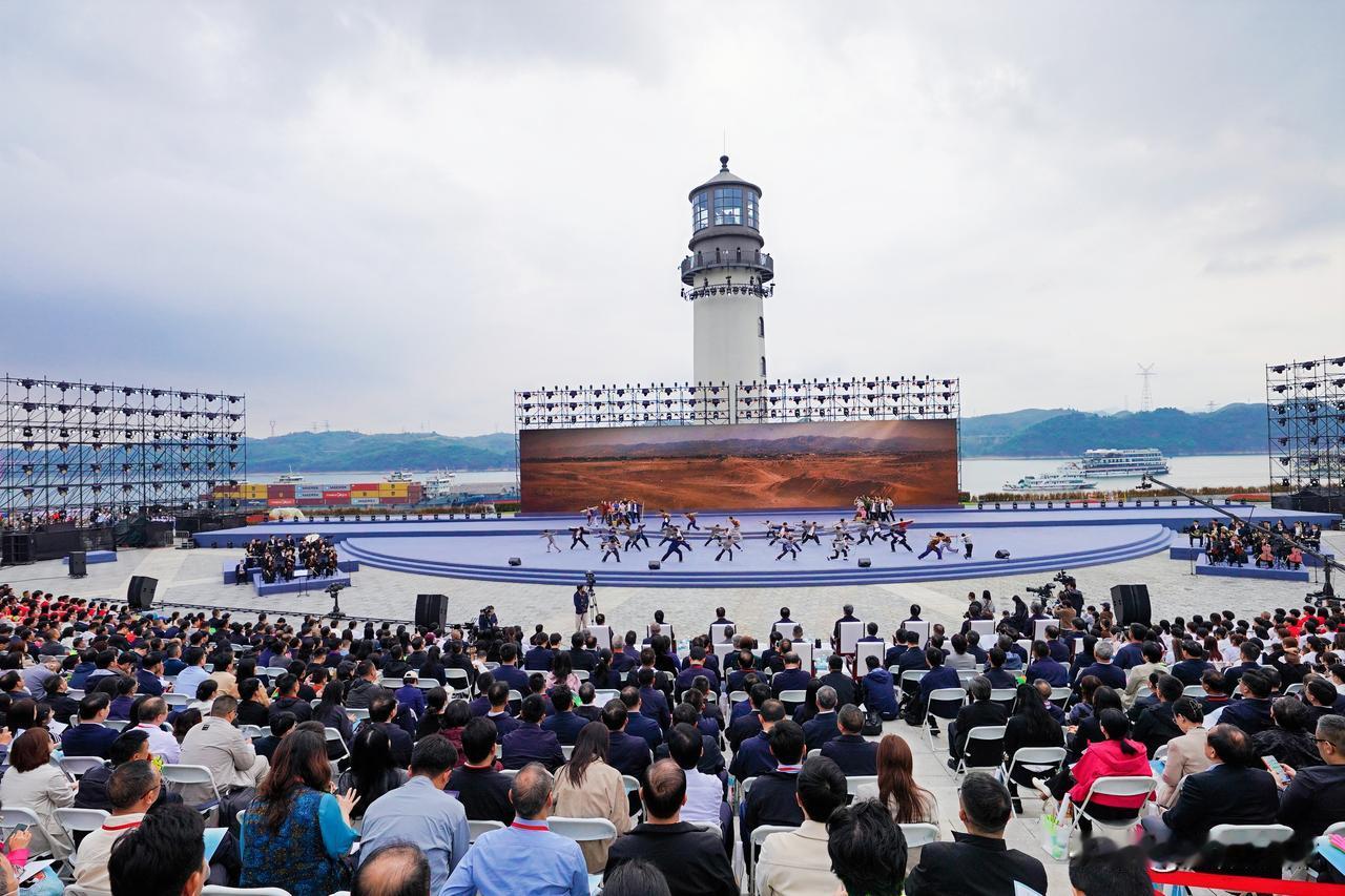 为什么全国明星、媒体大咖，都奔赴峡江宜昌

文/襄阳小沫

昨天的宜昌
为什么来