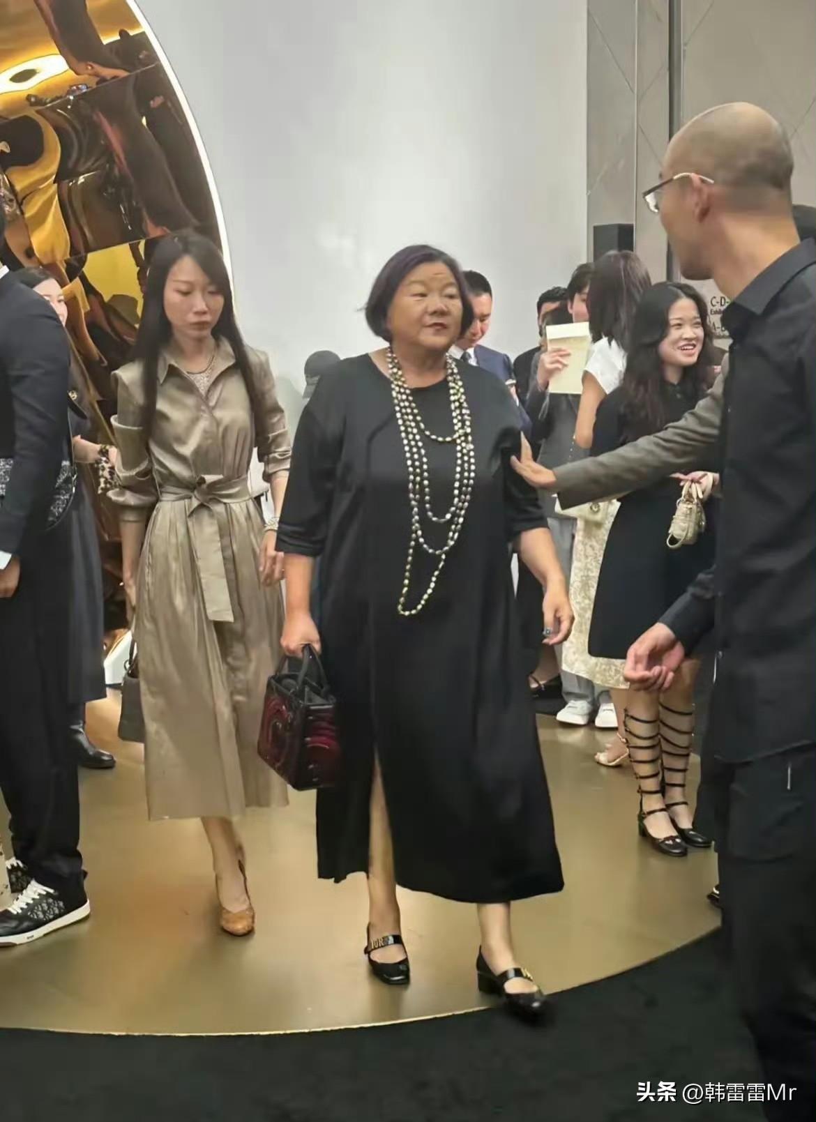 这个女孩子漂亮肯定算不上
但是自信满满
所以说女孩子颜值身材重要还是自信重要女性
