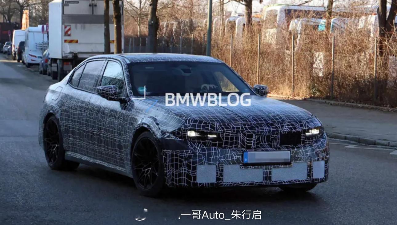 全新宝马M3燃油版的测试车被曝光，新车采用了宽体式的设计风格，车尾搭载了双边四出