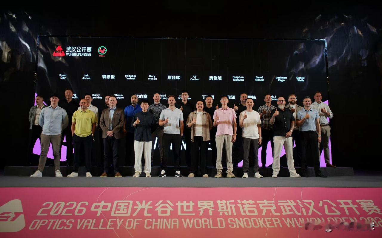 中国公开赛和武汉公开赛赛前合影。

上次丁俊晖没拍，这次奥沙利文没拍。

小特和