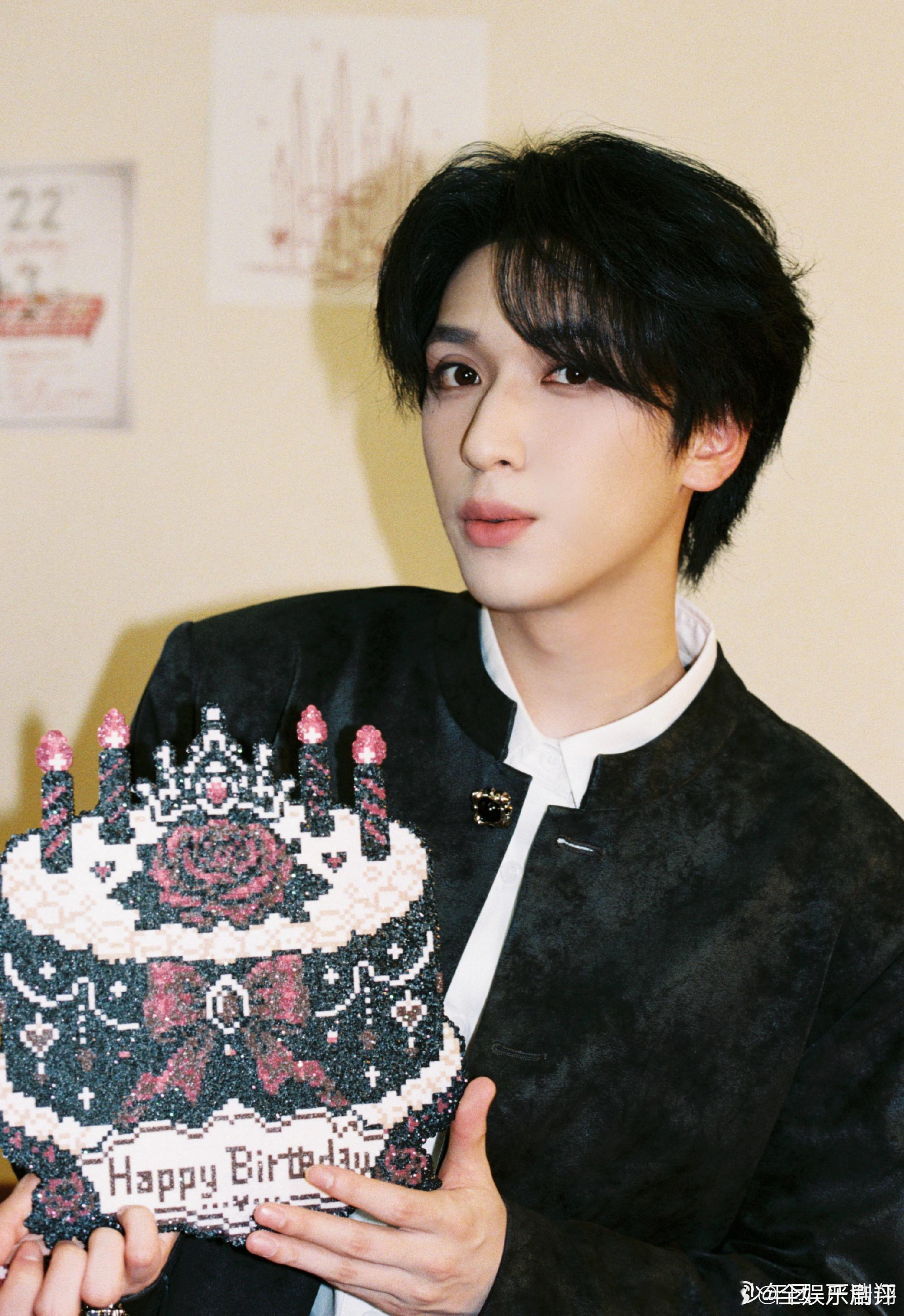 严浩翔严浩翔22岁生日文严浩翔生日大片来了严浩翔22岁生日大片