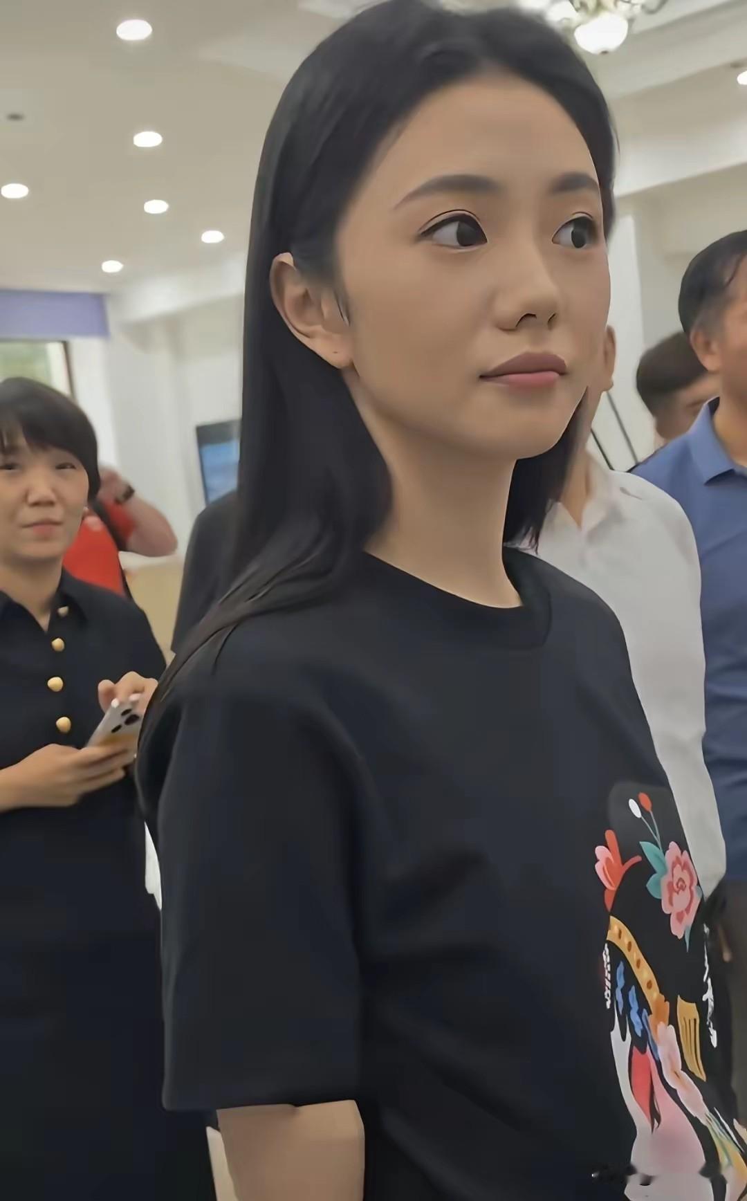 刘浩存这张参加座谈会的照片显得比较成熟了，《主角》最后几集把忆秦娥的头发稍微长一