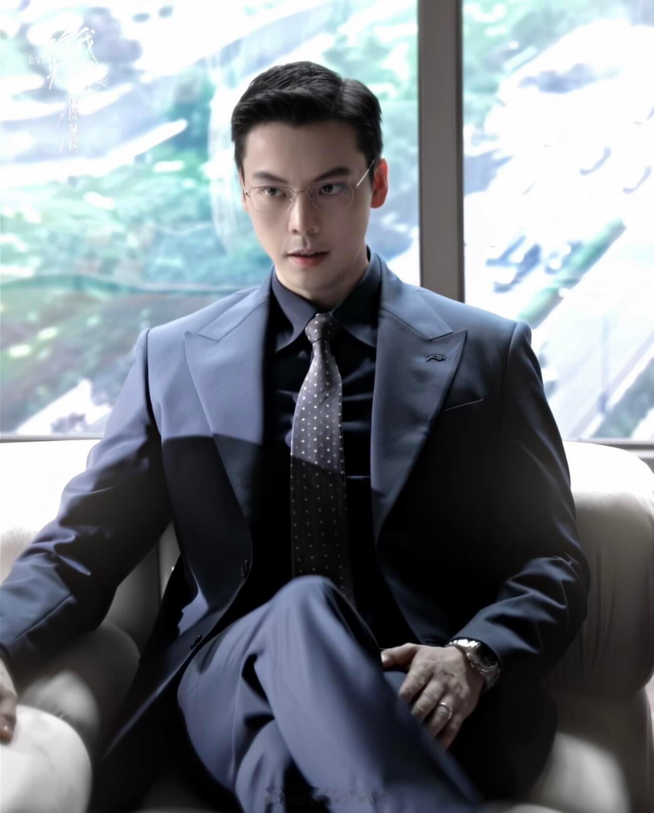 陈伟霆智性恋天菜陈伟霆演绎的沈皓明，金丝眼镜下是运筹帷幄的从容。他无需多言，举手