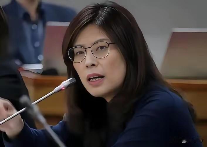 10月9日，郑丽文携多名蓝委在蓝营总部发起活动，针对沈伯洋过去涉毒品除罪化的争议