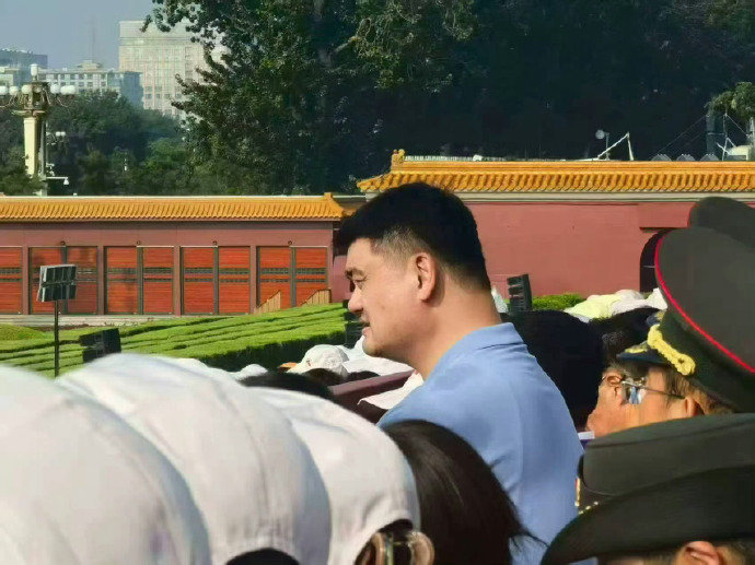 姚明现场观礼九三阅兵仪式  姚明也来现场观礼阅兵仪式，我就想知道姚明后面的人能看