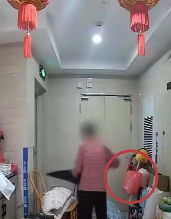 居民楼道本就塞满了各式杂物，纸箱、推车、生活用品摆得满满当当，一位老人还随手把袋