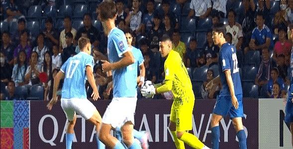 武里南联门将那收住的一脚，救了全队的亚冠赛季。
 
96分钟加时赛爆发冲突，他抬