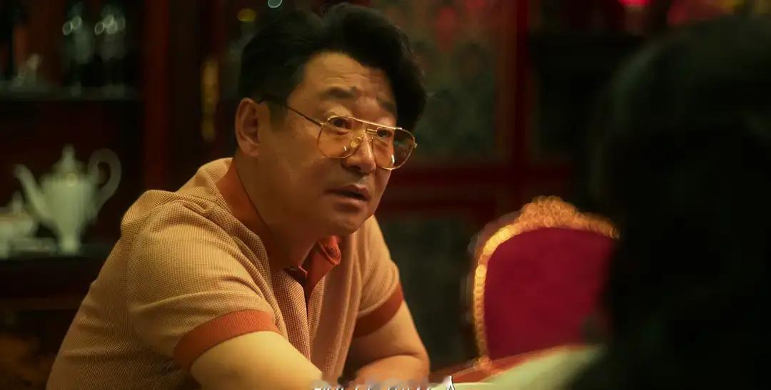 一碗拌面，杀机四伏
 
李红月把面端到桌上，筷子还没落下，吴国豪先开口：孩子几个