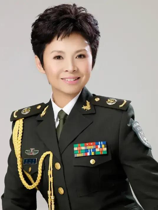 1980年，一个男人把董文华约到一个无人的地方，对她表白心意，没想到，董文华却沉
