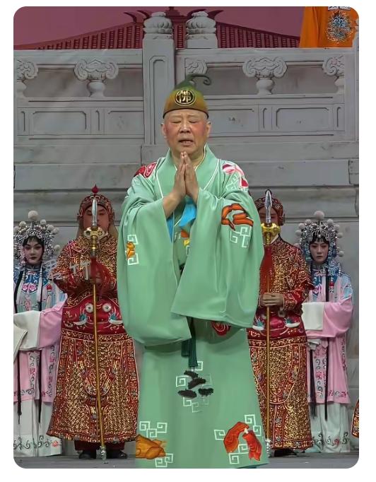 这世上有没有神?就看你有啥信仰。信仰天主教、基督教、伊斯兰教、佛教等教，肯定认为