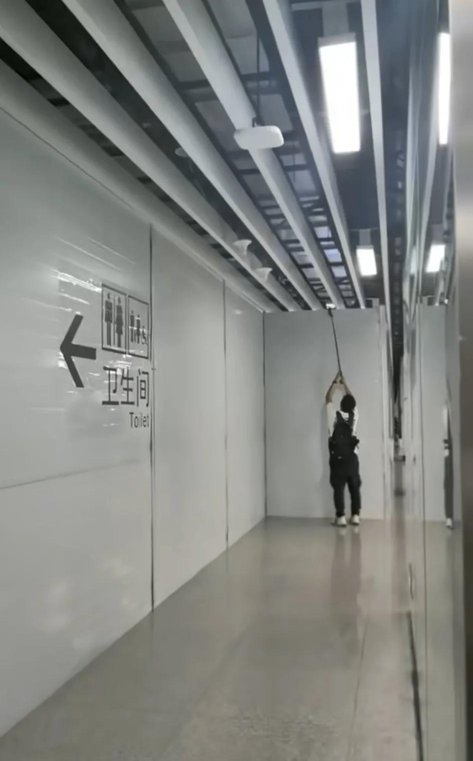 广州地铁站拍好久，这人是间谍吗？绝对有问题，正常人要是想不用如此猥琐
不管是不是