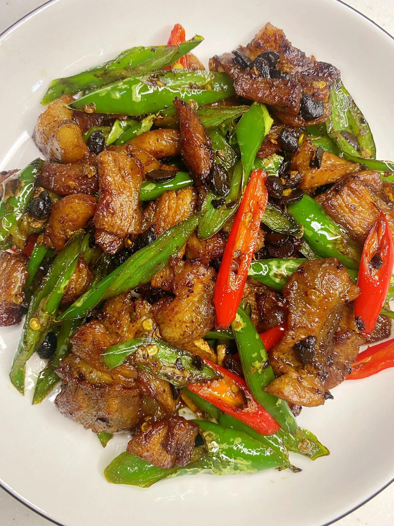 被问爆了！小炒肉这样做让你惊艳全场！
小炒肉是我一直很喜欢的菜，每次吃都控制不住