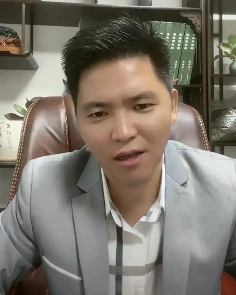 #女子到宾馆匆匆开房浙江老板娘报警#老板娘好样的，阻止了一场悲剧。亨利集团原二把