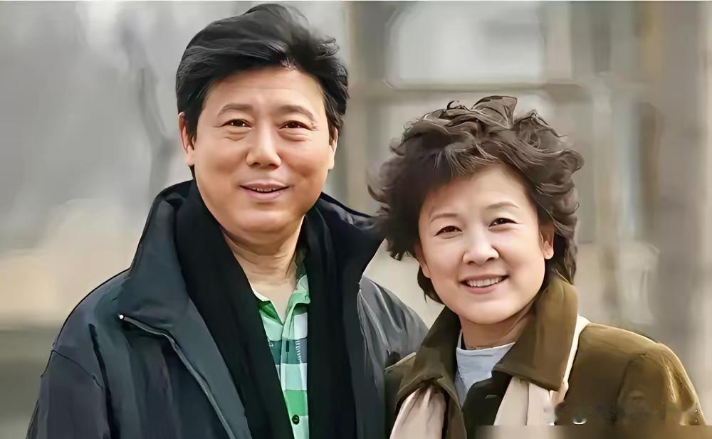 73岁宋春丽被搂在怀里，旁边那个小伙子，竟然管她叫妈。
​他不是宋春丽的亲儿子，