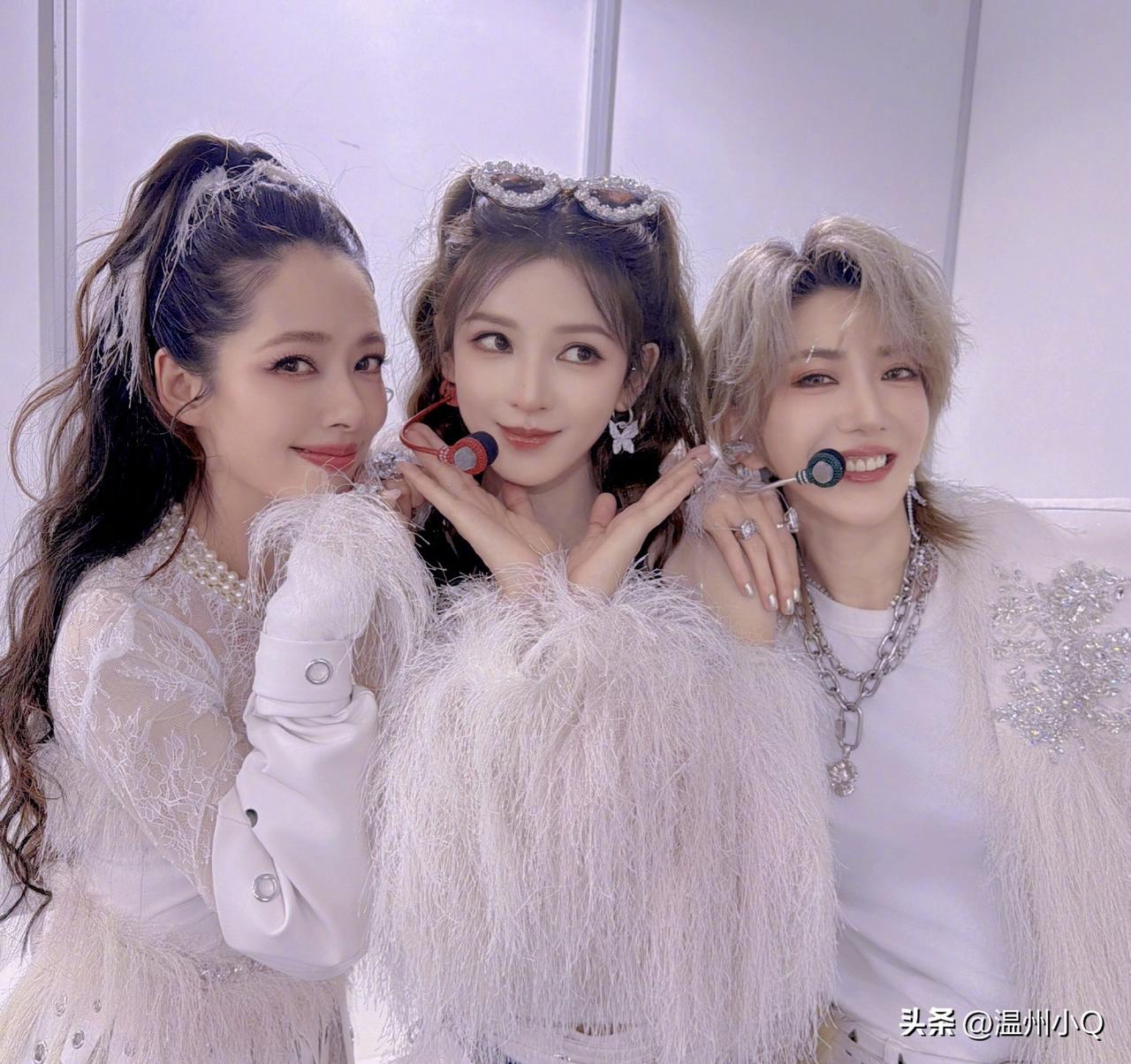 没想到张予曦还是个不爱美甲的女生，为了方便只戴了美甲戒。