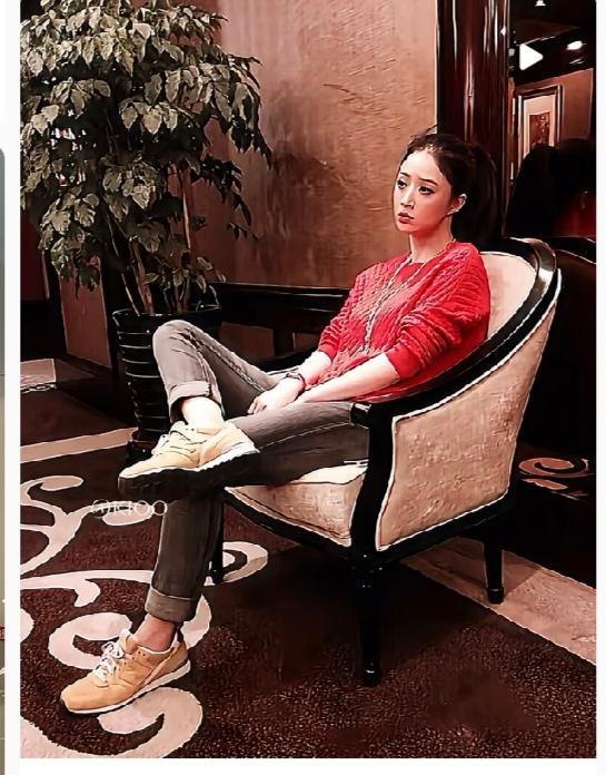 蒋欣，脚丫子好大啊。