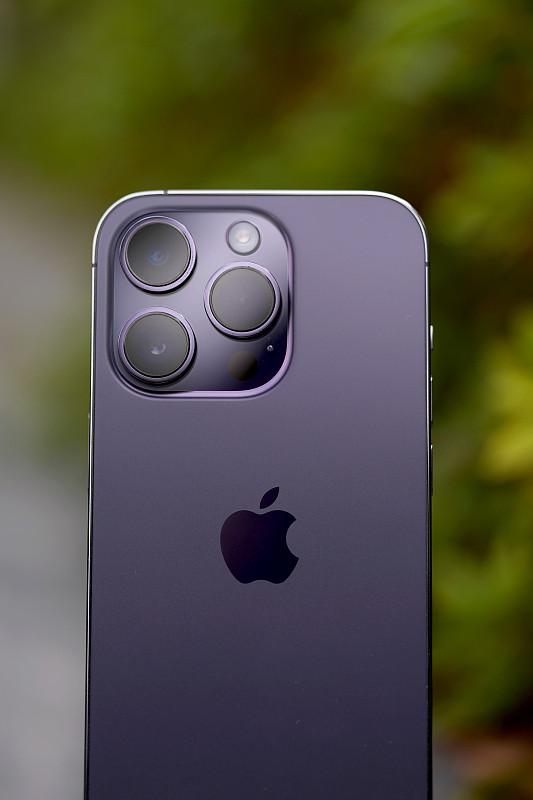 花一万块抢的首发 iPhone，拍出来的照片发绿了，二手贩子连夜降价

花一万块