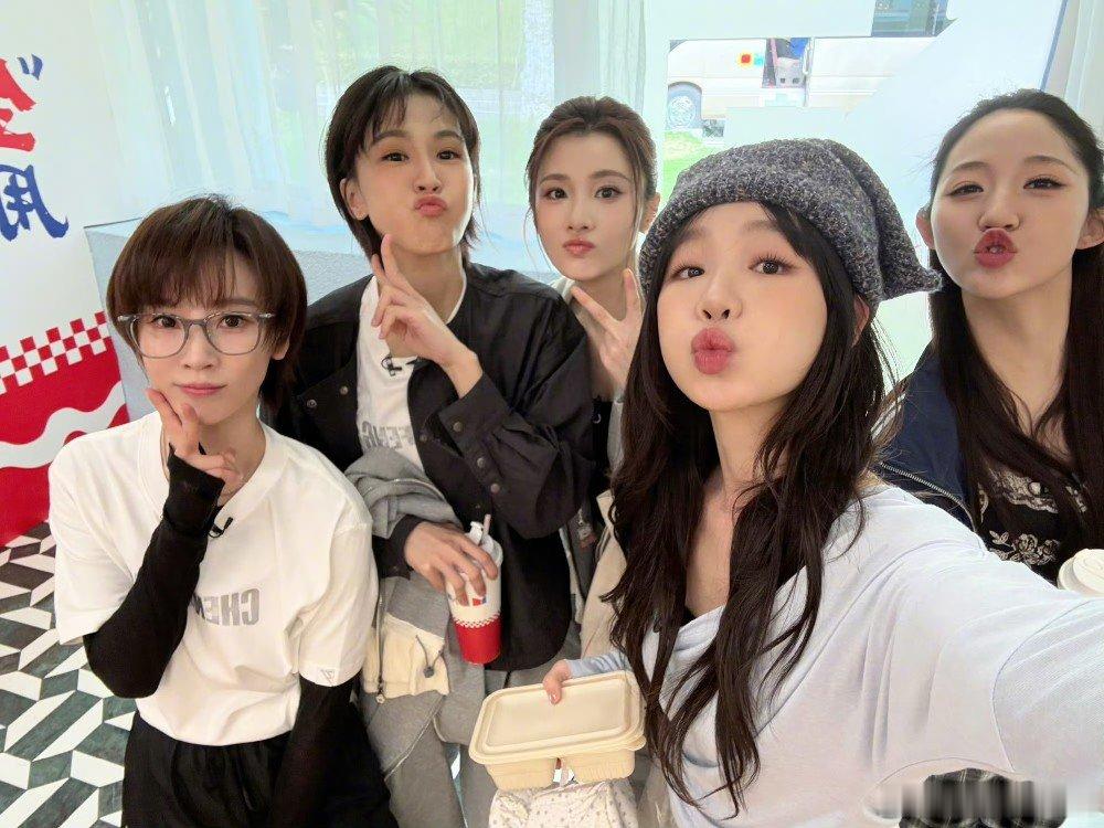 乘风2026谢楠组队美学谢楠独有的组队美学 谢楠独有的组队美学，跟姐姐们都要凑齐