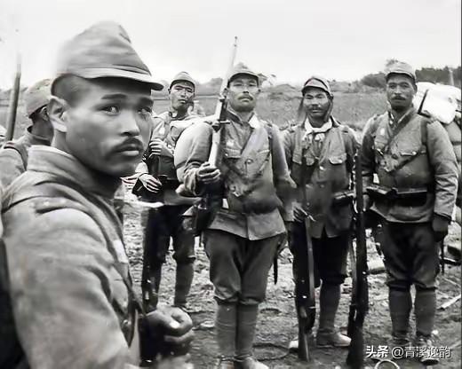 1940 年，18 岁的袁竹林惨遭日军凌辱，不久她怀孕了，日军得知消息之后，强迫