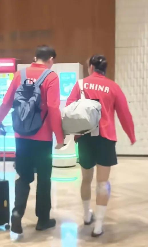 龚翔宇的腿敷着冰袋。
在与泰国女排比赛结束后，
龚翔宇走起路来，也是一瘸一拐的，