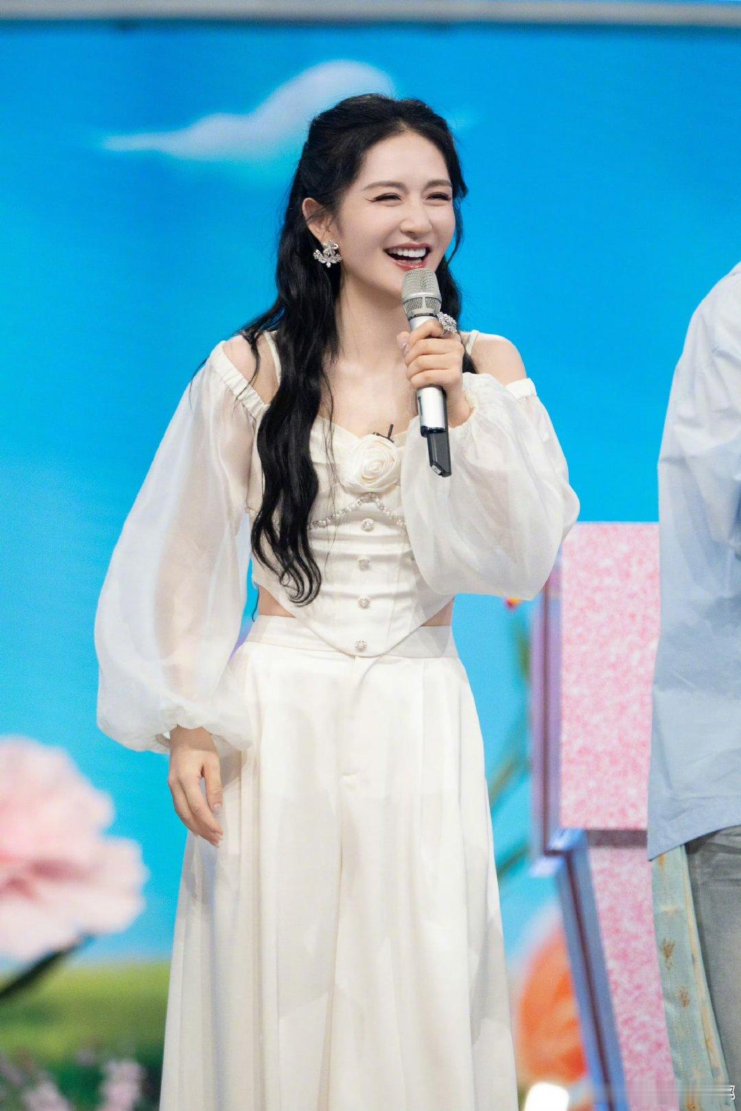 维妮娜曾经模仿谢娜主持谢娜用自己的主持感染了很多后辈，维妮娜就是其中一位，带着这
