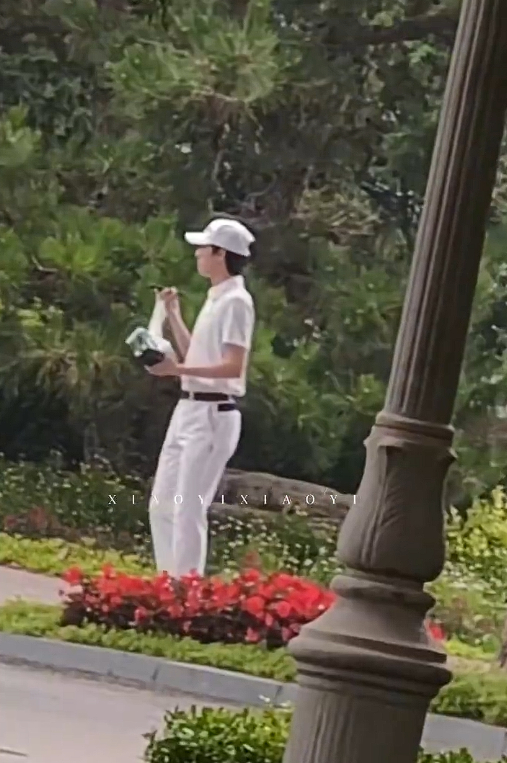 严浩翔轻熟风严浩翔今日拍摄路透  严浩翔今日拍摄路透，严浩翔轻熟风，今日份是打高