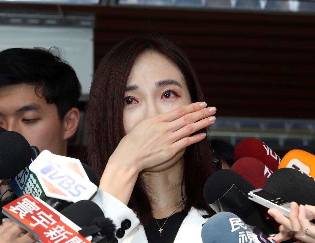 杨宝桢哭得美，柯文哲伤得深！民众党发言人、党团副主任杨宝桢双辞党职，虽表示不是内