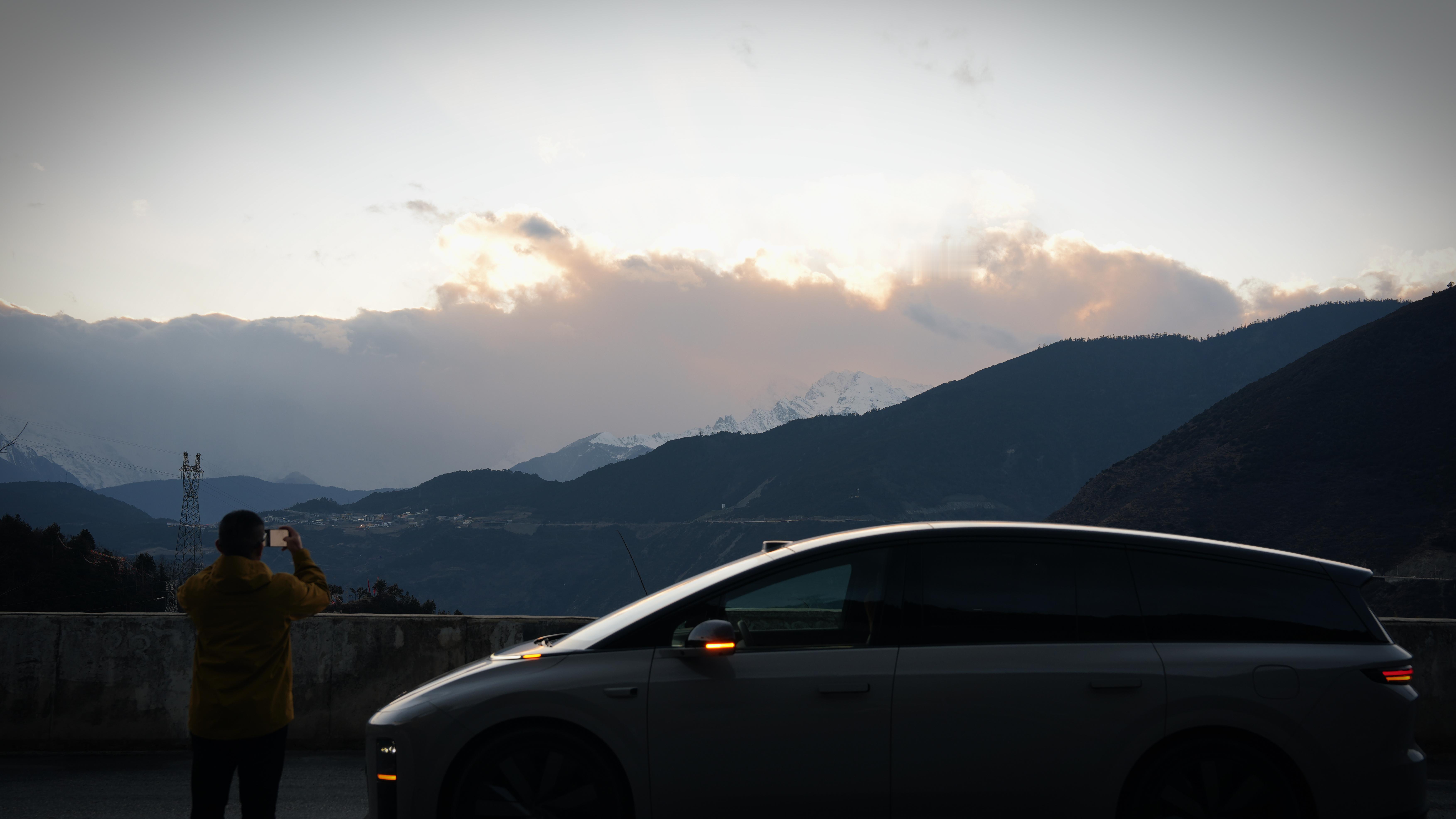 调研一下，还有谁没有看过日照金山的？假如，下一次我邀请你，你去不 大理