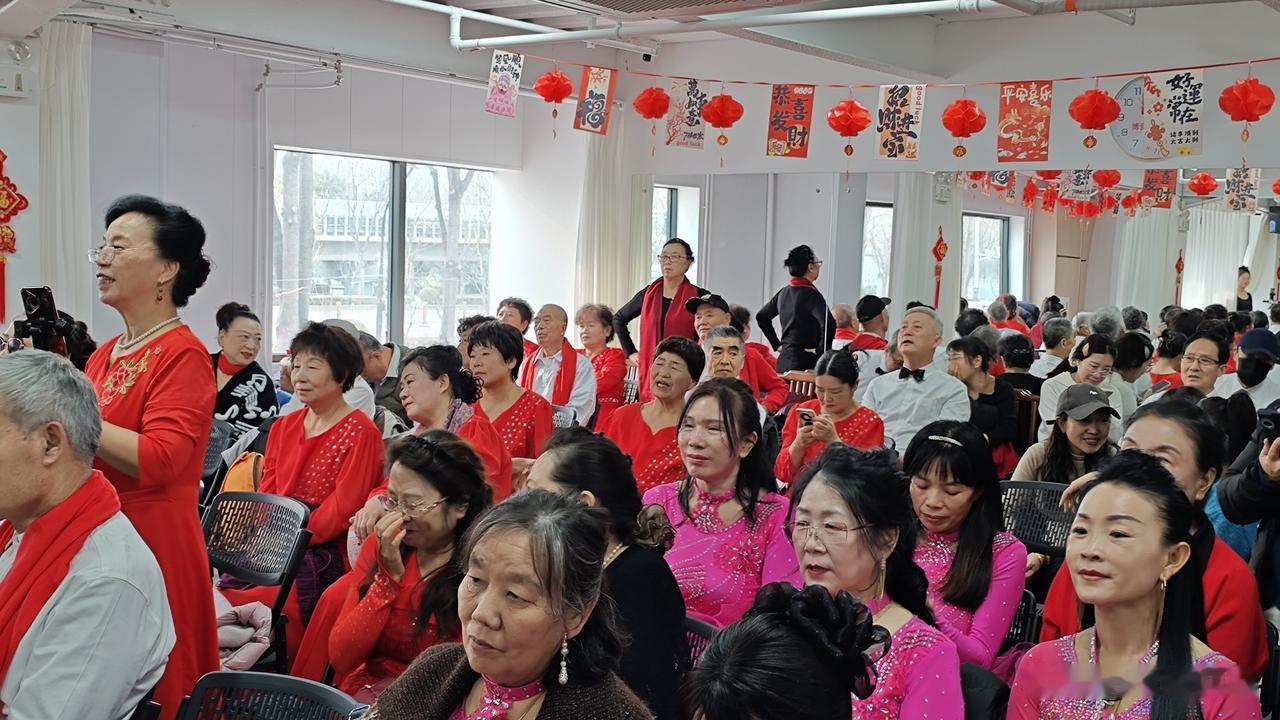 那天参加了北京一个小区的老年文艺活动。被他们这些老人的精彩演出震撼了。什么是真正